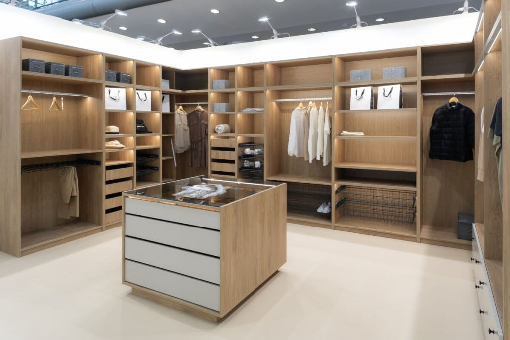 Gała Meble - garderoba na stoisku, na targach Meble Polska 2024 w Poznaniu