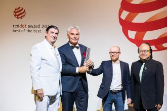 Gala rozdania nagród Red Dot 2017. Na zdjęciu od lewej: Peter Zec (prowadzący galę), Janusz Mikołajczyk (prezes Zarządu Mikomax Smart Office), Tomasz Augustyniak (projektant) i Lu Lam Lesli (juror).