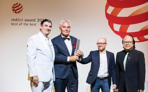 Gala rozdania nagród Red Dot 2017. Na zdjęciu od lewej: Peter Zec (prowadzący galę), Janusz Mikołajczyk (prezes Zarządu Mikomax Smart Office), Tomasz Augustyniak (projektant) i Lu Lam Lesli (juror).