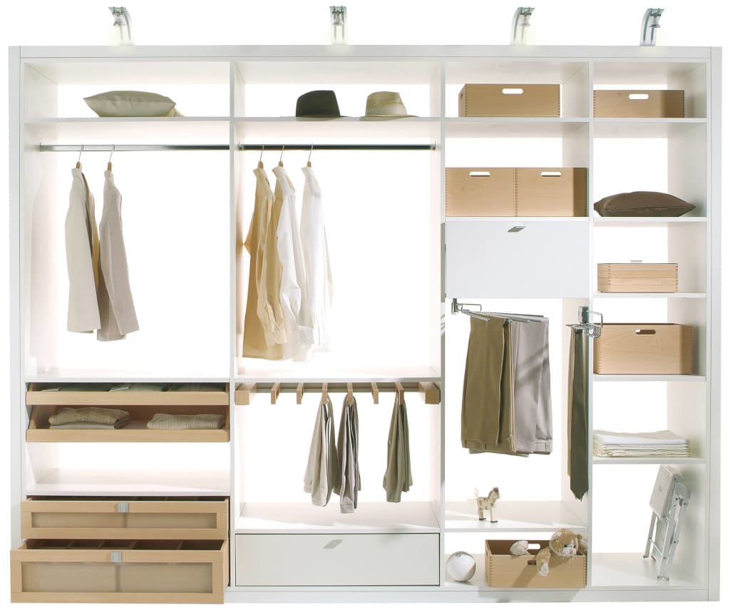 Wygodna i dobrze zagospodarowana garderoba z akcesoriami od Häfele.