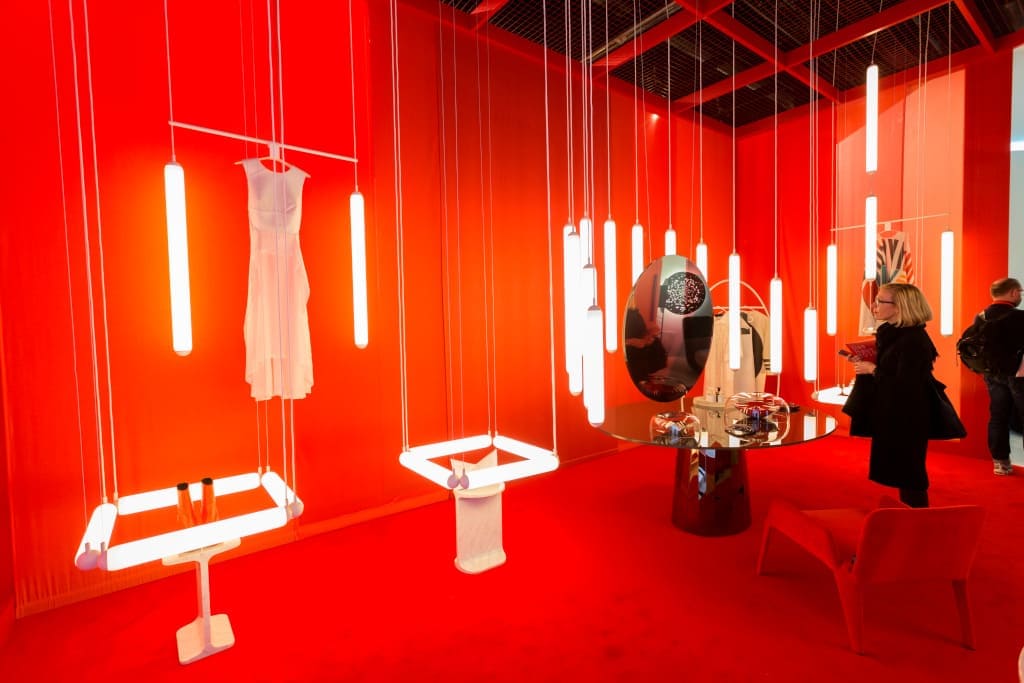 W jaskrawoczerwonej garderobie białe światło rozświetla wnętrze, ale także „oprawia” i podkreśla urodę ubrań i butów.
