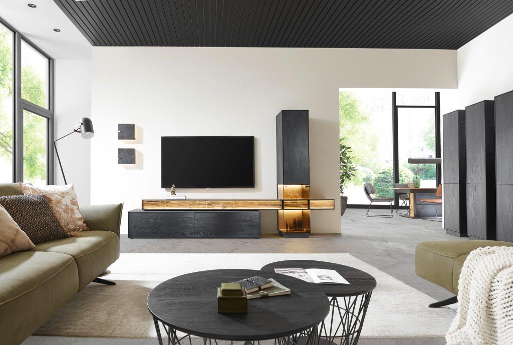 Nowoczesne meble z litego drewna w kolorze jesionu to gwarancja elegancji w salonie.