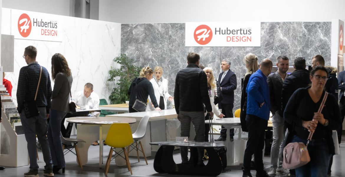 Tłumy ludzi na stoisku firmy Hubertus Design podczas targów Meble Polska 2023 w Poznaniu - miesięcznik i portal informacyjny branży meblarskiej biznes.meble.pl