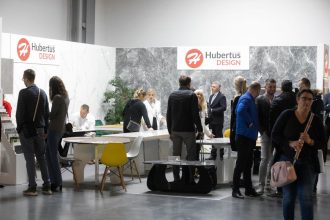 Tłumy ludzi na stoisku firmy Hubertus Design podczas targów Meble Polska 2023 w Poznaniu - miesięcznik i portal informacyjny branży meblarskiej biznes.meble.pl