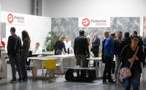 Tłumy ludzi na stoisku firmy Hubertus Design podczas targów Meble Polska 2023 w Poznaniu - miesięcznik i portal informacyjny branży meblarskiej biznes.meble.pl