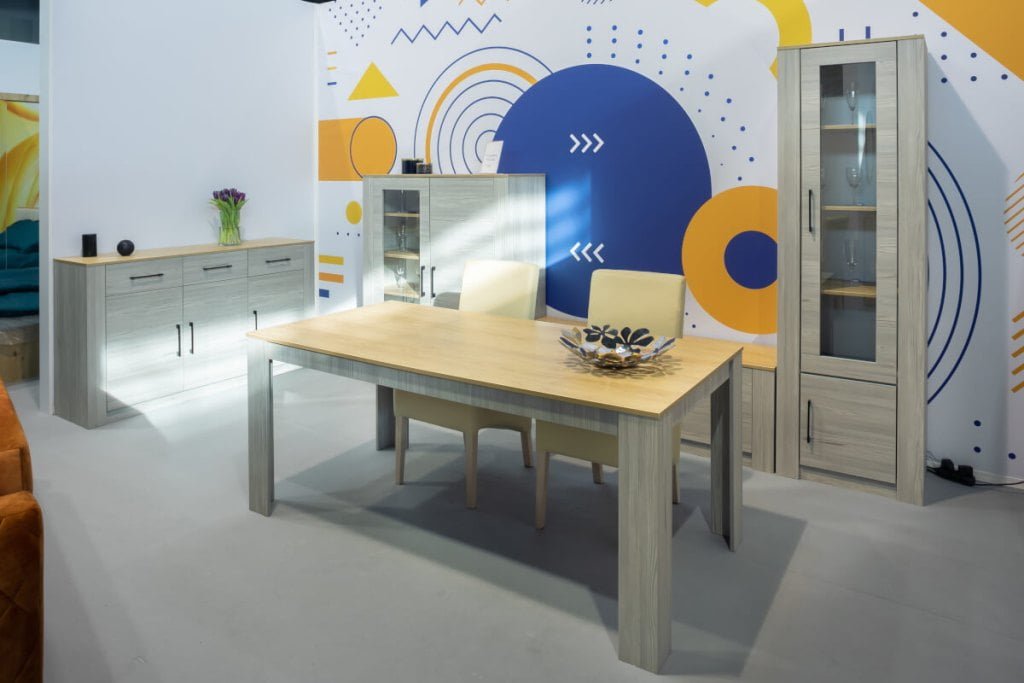 Zestaw mebli do salonu i jadani Dayton w kolorze jasnego drewna zaprezentowany na stoisku firmy Idźczak Meble na targach Meble Polska 2023 w Poznaniu - miesięcznik i portal informacyjny branży meblarskiej biznes.meble.pl