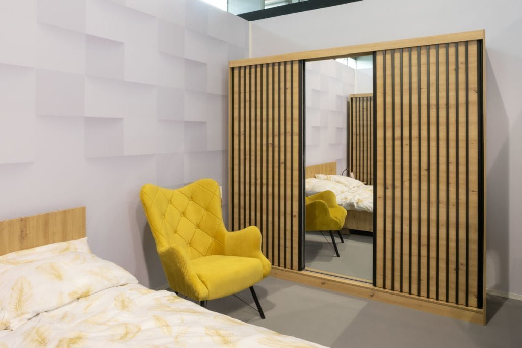 Szafa Vegas z nowatorskim połączeniem materiałów – płyty laminowanej, lameli i lustra zaprezentowana na stoisku firmy Idźczak Meble na targach Meble Polska 2023 w Poznaniu - miesięcznik i portal informacyjny branży meblarskiej biznes.meble.pl