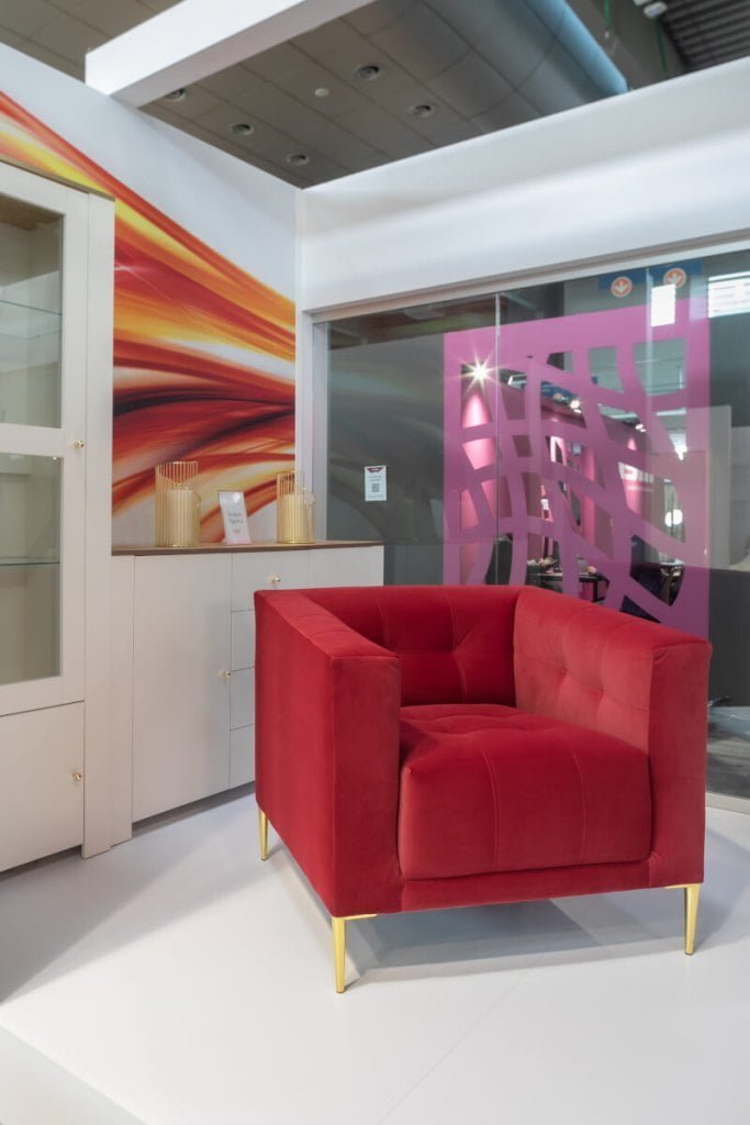 Fotel Cito w aksamitnym obiciu w kolorze czerwonym zaprezentowany na stoisku firmy Idźczak Meble na targach Meble Polska 2023 w Poznaniu - miesięcznik i portal informacyjny branży meblarskiej biznes.meble.pl