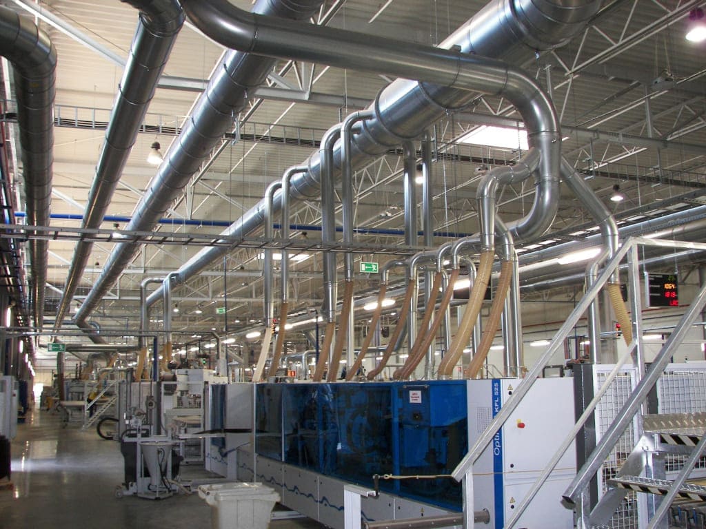 Instalacja odpylająca firmy Nestro w IKEA Industry Poland, ograniczająca zapylenie i poprawiająca jakość stanowisk pracy poprzez usuwanie odpadów poprodukcyjnych z maszyn.