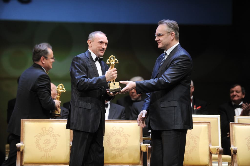 Jan Szynaka odbiera nagrodę Lider Polskiego Biznesu 2011 z rąk wicepremiera Waldemara Pawlaka.