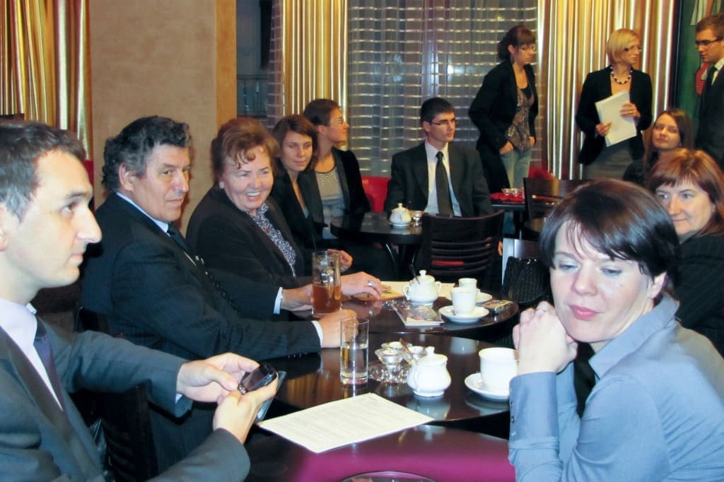 Karolina Witek na spotkaniu ze stypendystami Uniwersytetu Jagiellońskiego i Funduszu im. Franciszka Witka, które odbyło się 20 października 2010 r. w kawiarni Caroline.