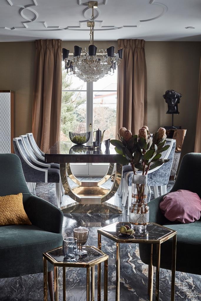 Jadalnia wraz z kącikiem wypoczynkowym, którego główną ozdobą jest autorski projekt „szafki muzycznej” na gramofon oraz kolekcję płyt winylowych inwestora, projekt mDom. Fotograf i stylizacja – Budzik Studio.