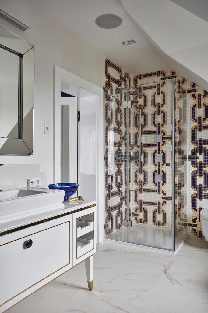 Łazienka Inwestorów przy sypialni master, na ścianie mozaika kobaltowo-złota, szafka umywalkowa autorski projekt mDom. Fotograf i stylizacja – Budzik Studio.
