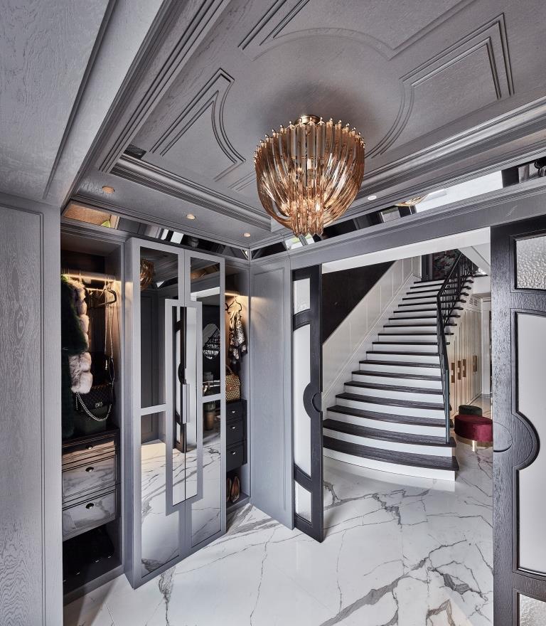 Okazałe wejście do podwarszawskiej willi, projekt mDom. Fotograf i stylizacja – Budzik Studio.