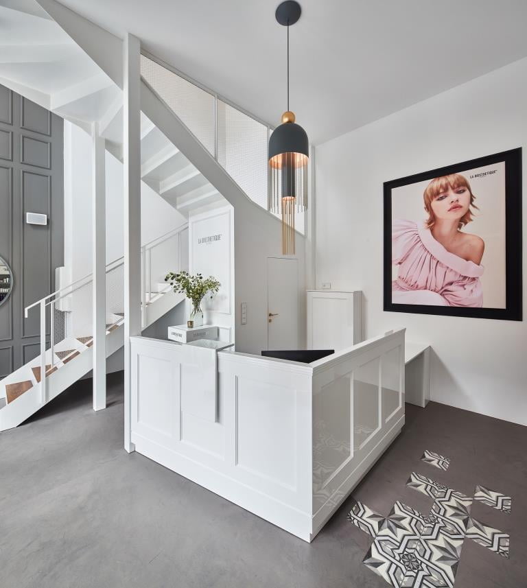 Recepcja w akademii beauty francuskiej marki La Biosthetique w Warszawie, projekt mDom. Fotograf i stylizacja – Budzik Studio.