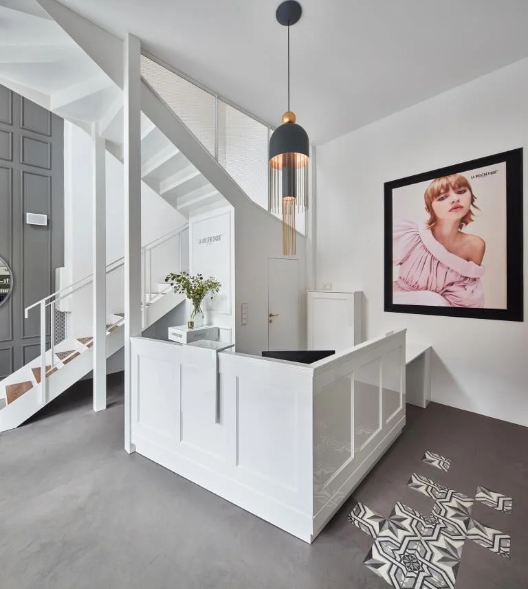 Recepcja w akademii beauty francuskiej marki La Biosthetique w Warszawie, projekt mDom. Fotograf i stylizacja – Budzik Studio.