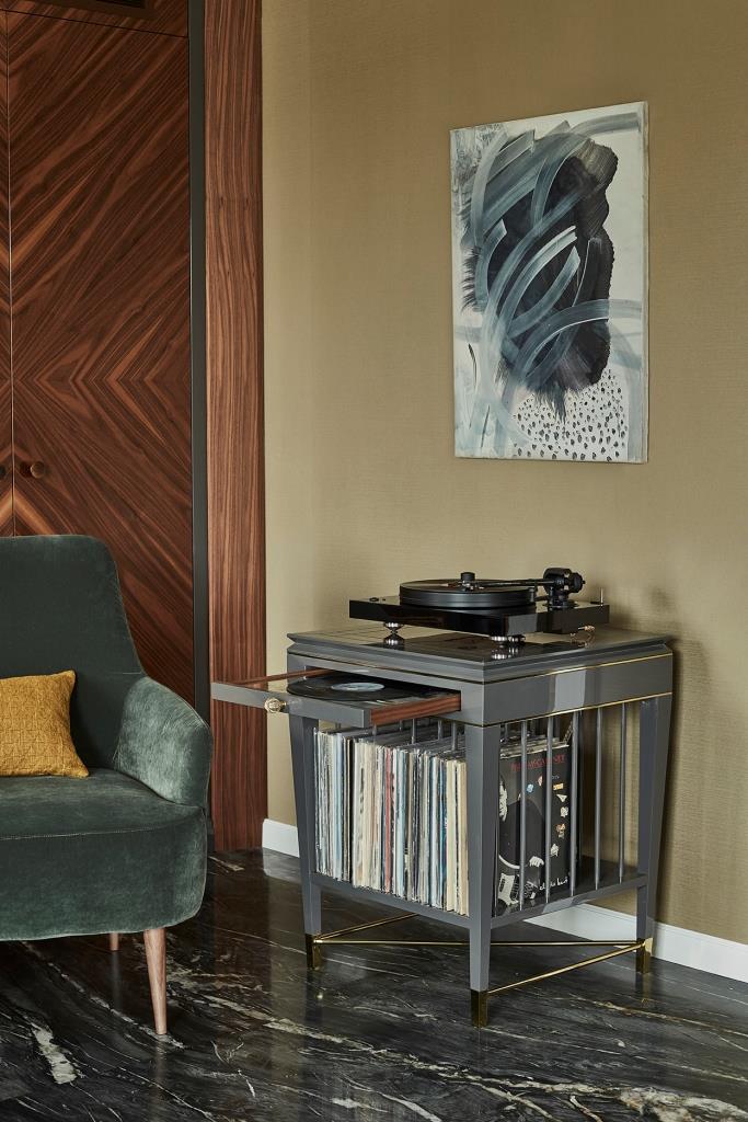 Jadalnia wraz z kącikiem wypoczynkowym, którego główną ozdobą jest autorski projekt „szafki muzycznej” na gramofon oraz kolekcję płyt winylowych inwestora, projekt mDom. Fotograf i stylizacja – Budzik Studio.