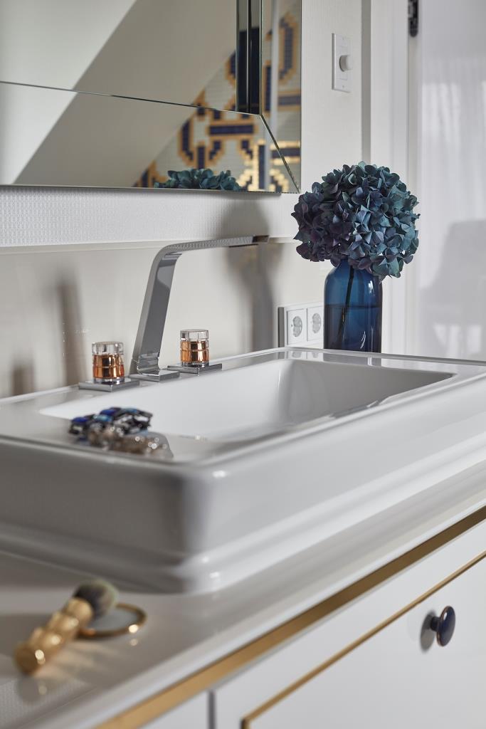 Łazienka Inwestorów przy sypialni master, na ścianie mozaika kobaltowo-złota, szafka umywalkowa autorski projekt mDom. Fotograf i stylizacja – Budzik Studio.