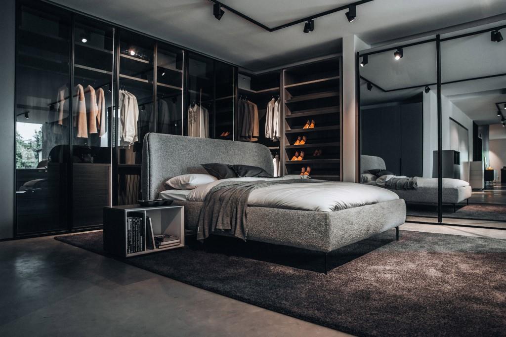 Łóżko tapicerowane oferuje mnóstwo komfortu i zapewnia poczucie bezpieczeństwa, dzięki delikatnie zakrzywionemu wezgłowiu.