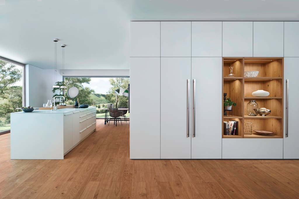 Kuchnia otwarta na salon, a także doskonale dobrane detale funkcjonalne – to główne cechy kolekcji „Bondi-E” marki Leicht. Eleganckie, matowe lakierowane powierzchnie kontrastują ze strukturą drewna.