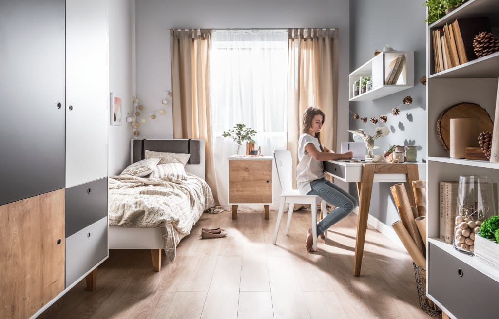 Kolekcja „Concept”, Meble Vox. Najważniejszy mebel to biurko z dużym blatem, przy którym dziecko wygodnie odrobi lekcje, a w pojemnych szufladach schowa podręczne przybory szkolne.