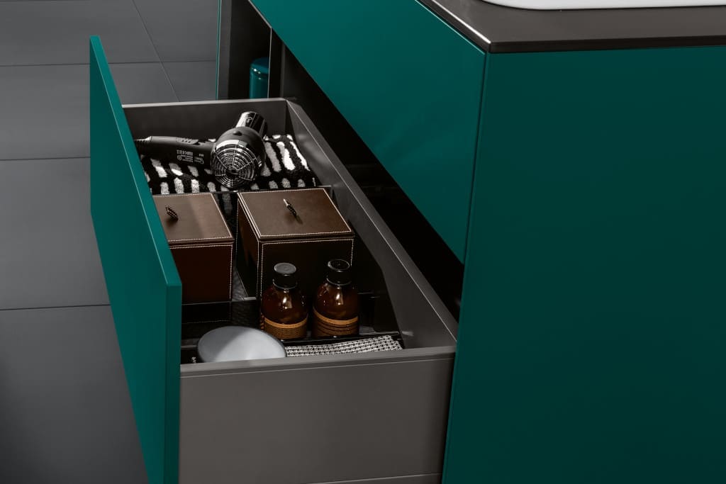 Szafki podumywalkowe z kolekcji „Finion” firmy Villeroy & Boch są wyposażone w praktyczne organizery, umożliwiające szybki i swobodny dostęp do potrzebnych artykułów.