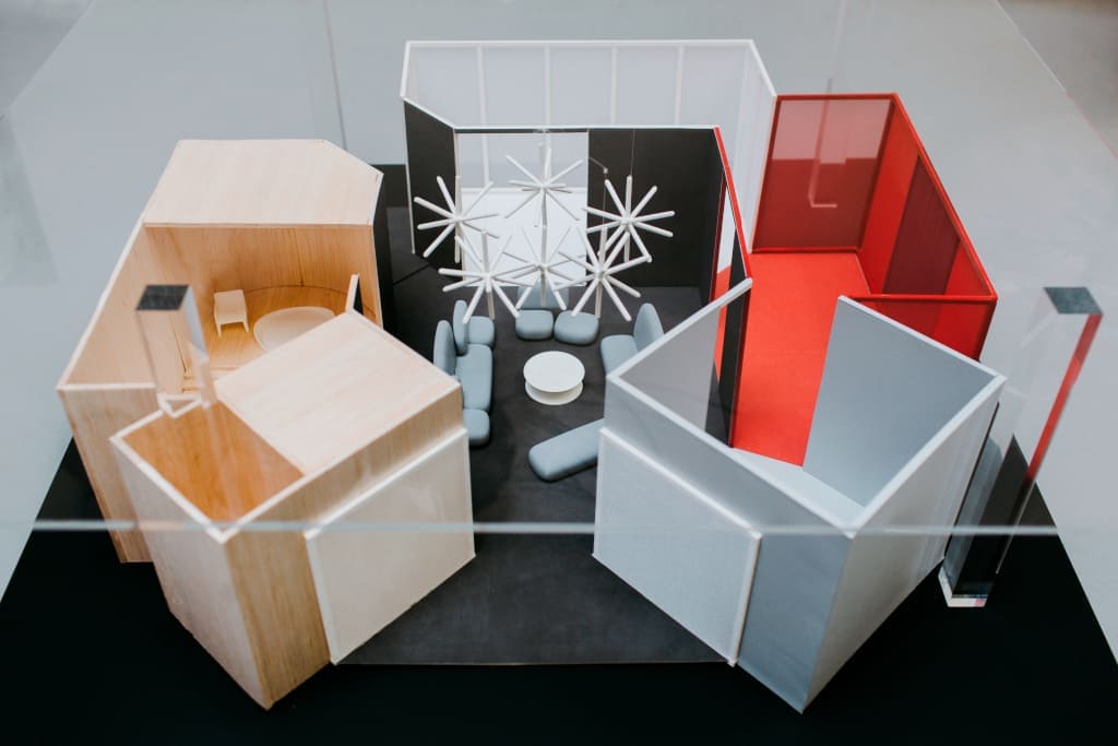 Kształt domu przypomina plaster miodu. Jego centrum wypełnia salon, który otaczają cztery pokoje o różnych funkcjach i różnych aranżacjach.