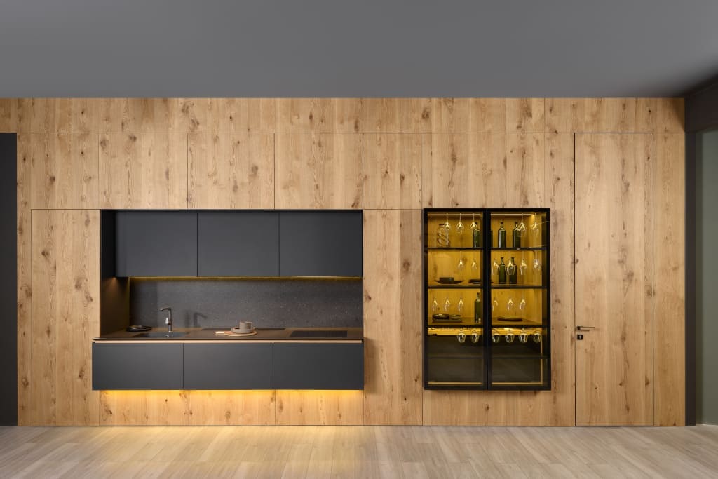 „Carbon” firmy Elio Home. Jej opis w języku perfumiarzy brzmiałby tak: kompozycja z mocną drewnianą nutą. Systemy przechowywania i urządzenia gospodarstwa domowego są w niej ukryte za panelami z naturalnej okleiny.