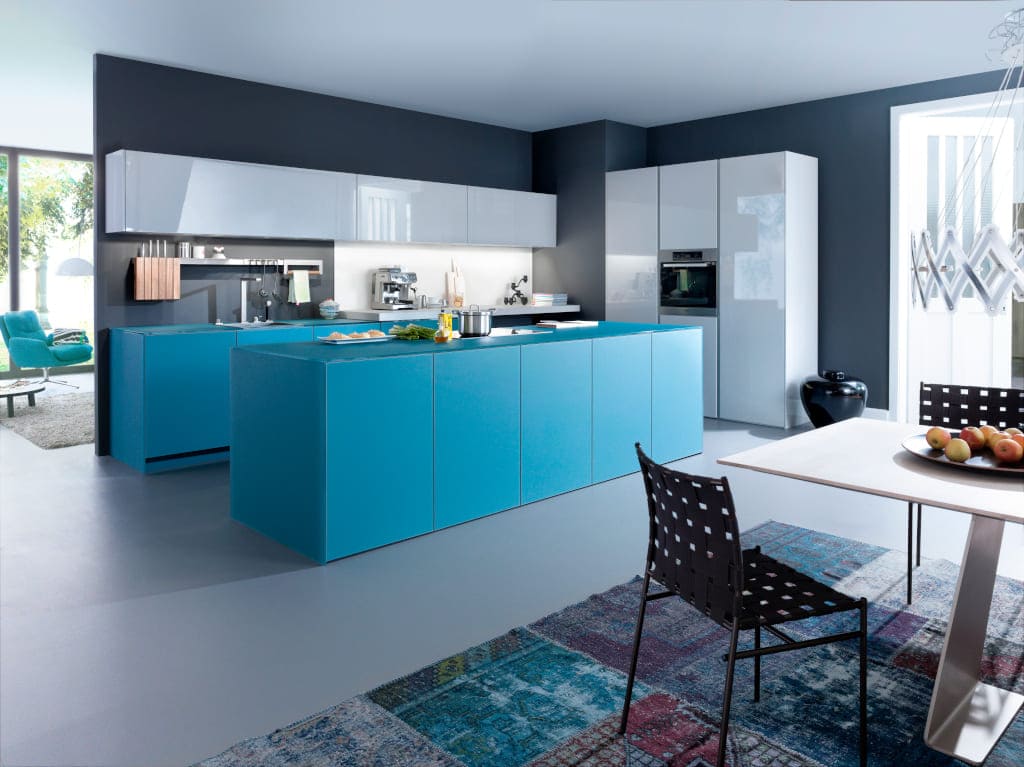 Matowe szkło i lśniący lakier, czyli nowoczesne połączenie materiałów, ale też kolorów, wprowadza orzeźwienie do kuchni „Largo-FS” marki Leicht.