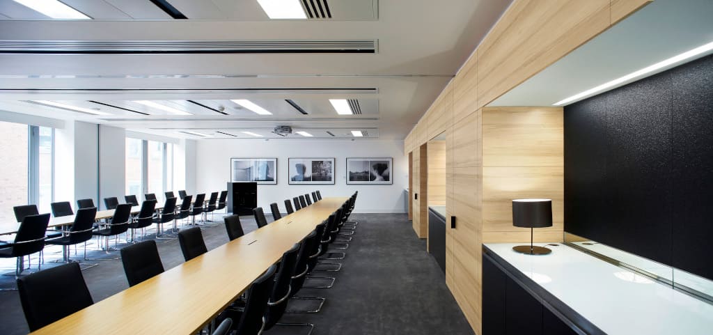 Laminaty HPL Compact w kolekcji DST od Pfleiderer dostępne są w ponad 300 dekorach – jednobarwnych, imitujących drewno, kamień, tkaninę lub stal.