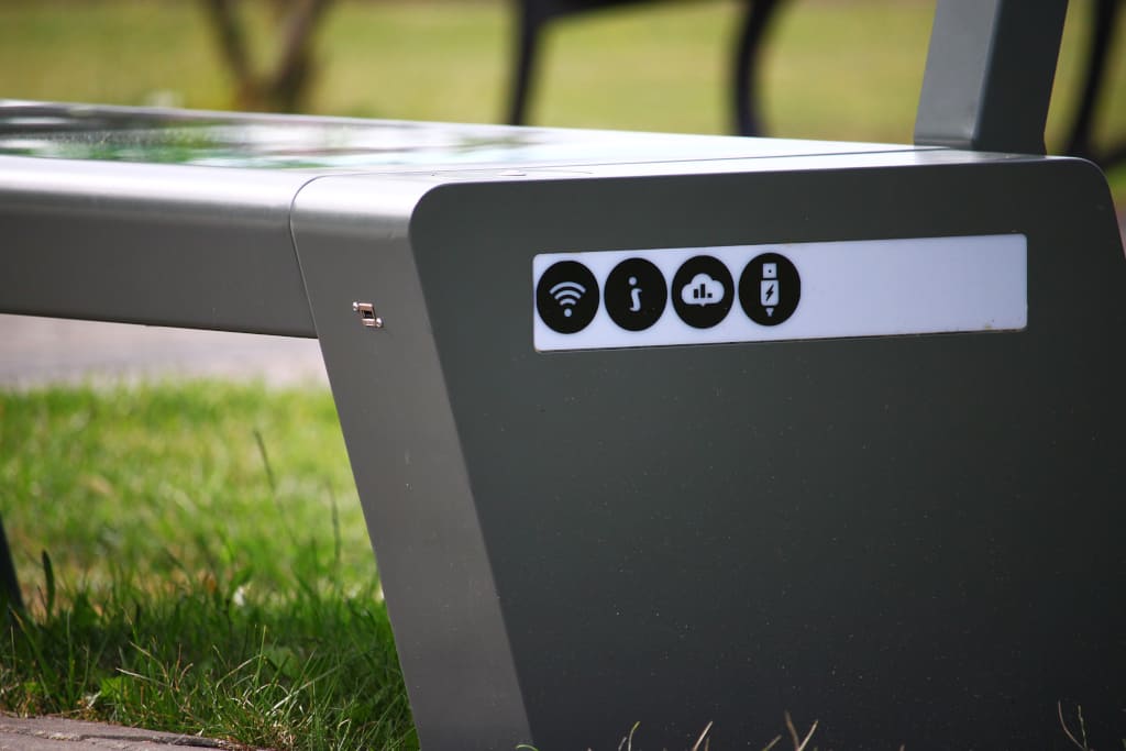 Ławki od Seedia są ekologiczne i wyposażone w moduły do ładowania urządzeń mobilnych oraz moduły Wi-FI.