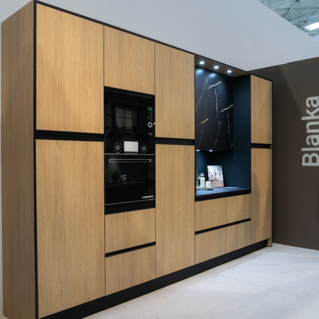Kuchnia Blanka w kolorze jednego drewna z czarnymi elementami na stoisku firmy Layman na targach Meble Polska 2023 w Poznaniu - miesięcznik i portal informacyjny branży meblarskiej biznes.meble.pl