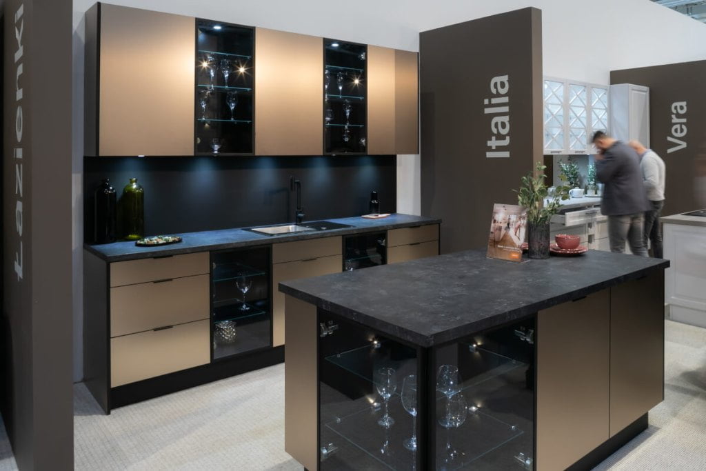Kuchnia Italia w kolorze czarno-złotym na stoisku firmy Layman na targach Meble Polska 2023 w Poznaniu - miesięcznik i portal informacyjny branży meblarskiej biznes.meble.pl