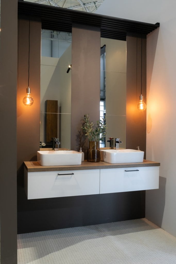 Meble łazienkowe z dwiema umywalkami i lustrem na stoisku firmy Layman na targach Meble Polska 2023 w Poznaniu - miesięcznik i portal informacyjny branży meblarskiej biznes.meble.pl