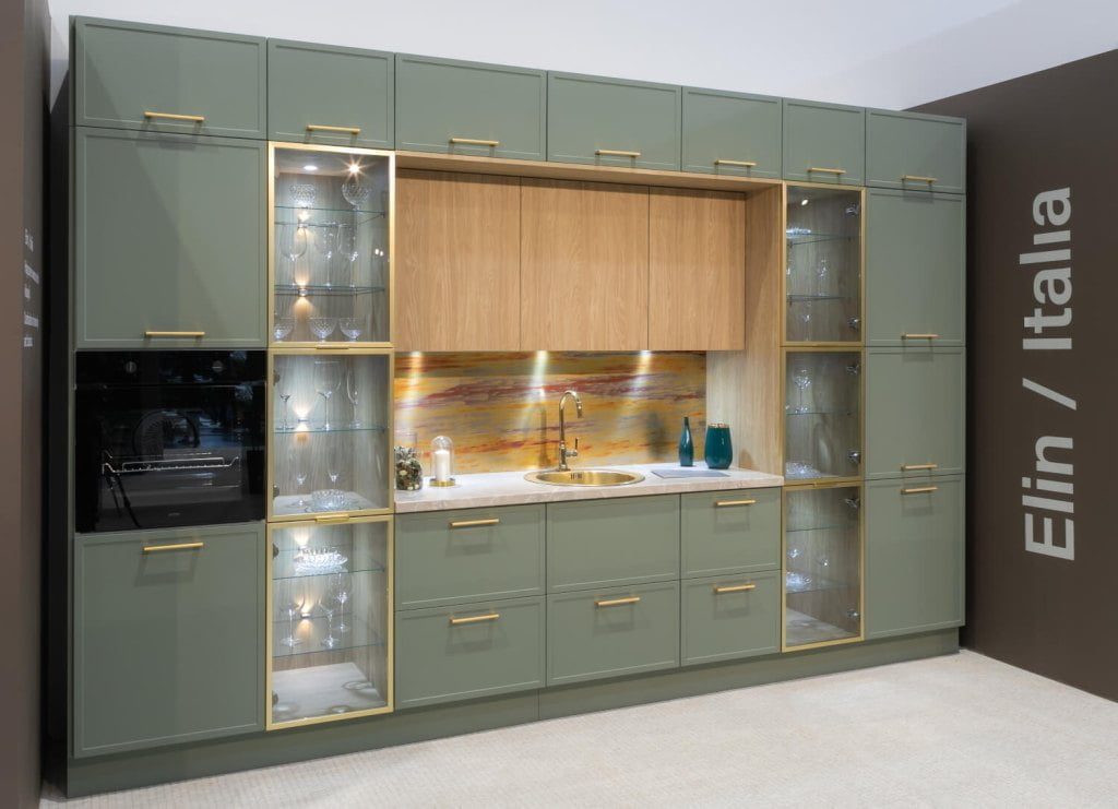 Kuchnia Elin / Italia w kolorze oliwkowym na stoisku firmy Layman na targach Meble Polska 2023 w Poznaniu - miesięcznik i portal informacyjny branży meblarskiej biznes.meble.pl