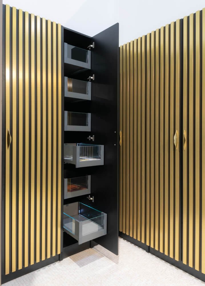 Wysoki system do przechowywania żywności w szafie ze złotych lameli zaprezentowany na stoisku firmy Layman na targach Meble Polska 2023 w Poznaniu - miesięcznik i portal informacyjny branży meblarskiej biznes.meble.pl