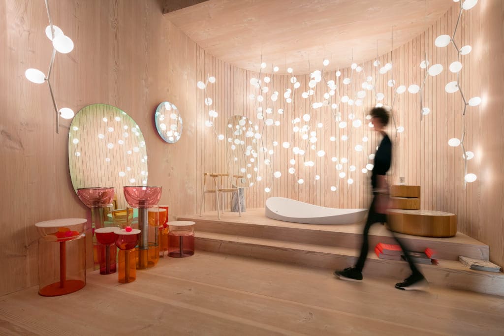 Łazienka i sypialnia to jedno wnętrze. Jest ono ciepłe i przytulne dzięki drewnianym ścianom i podłodze. Kaskada świateł „Ivy” tworzy swoisty parawan przy wannie.