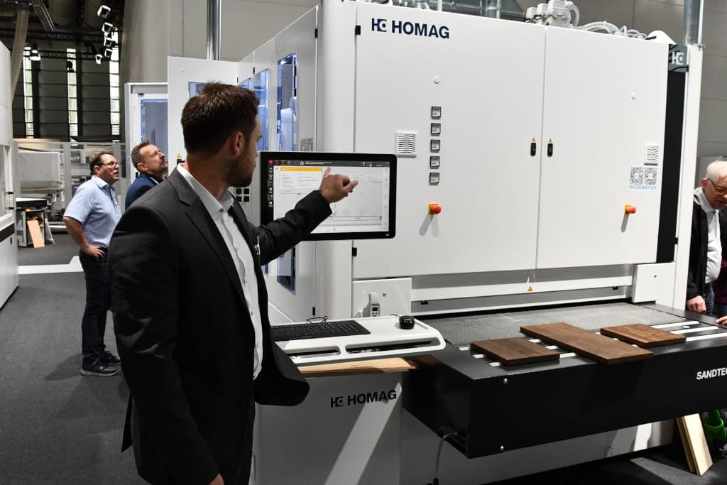 Homag pokazał rozwiązania dla wszystkich obszarów obróbki powierzchni – w tym profilowania litego drewna i szlifowania.