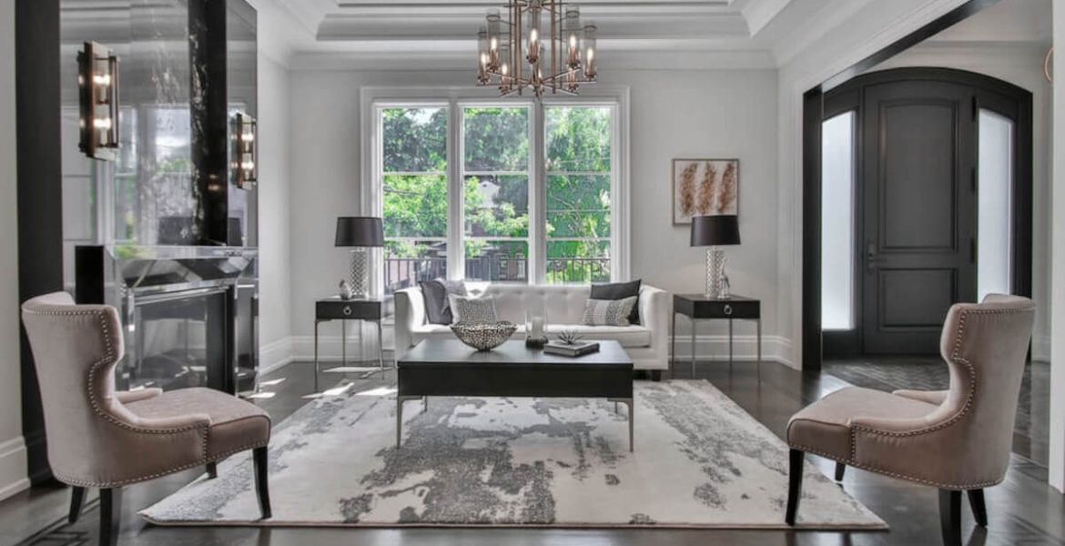 Klasyczne, jasne wnętrze wyposażone w stylowe meble i lampy glamour.