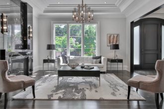 Klasyczne, jasne wnętrze wyposażone w stylowe meble i lampy glamour.