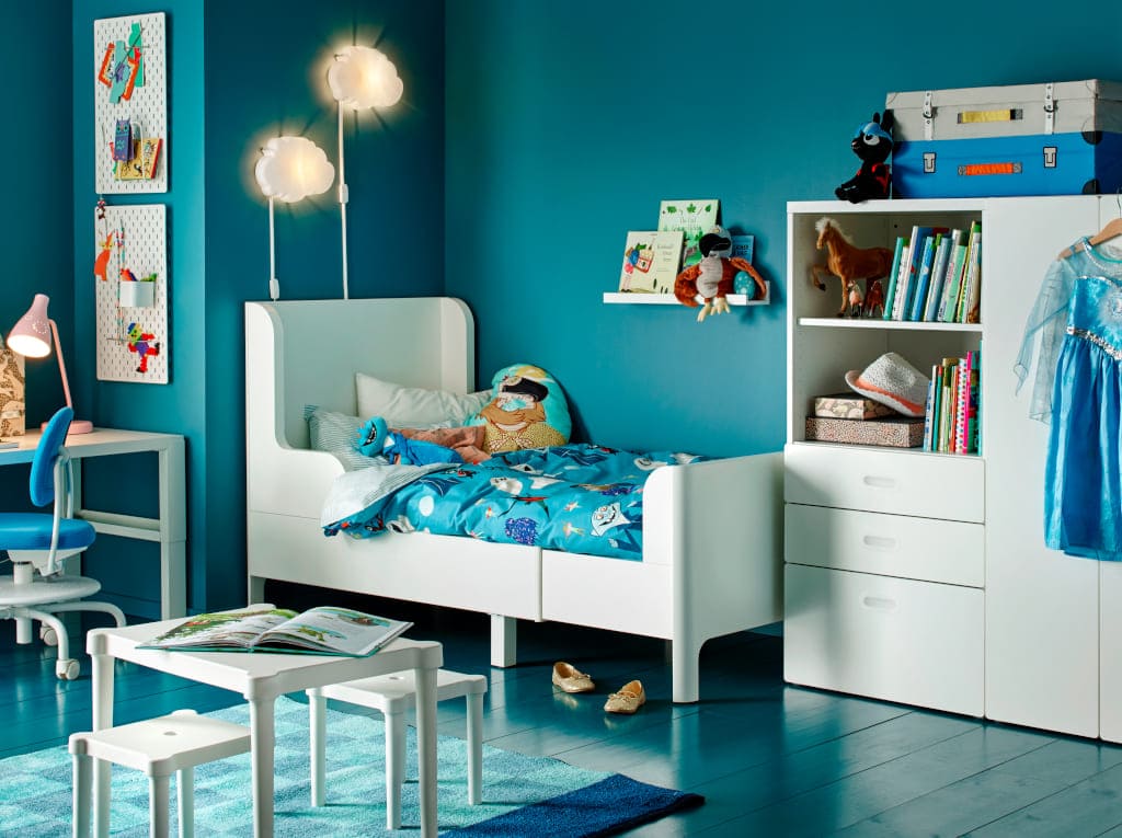 Łóżko „Busunge” rosnące razem z dzieckiem, system do przechowywania „Stuva”, dziecięce krzesło biurowe „Vimund” i lampy ścienne „Drömsyn” od IKEA.