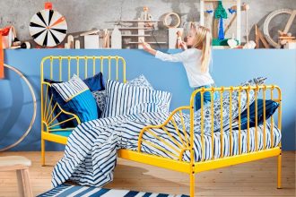 Regulowana długość łóżka „Minnen”, proj. Tina Christensen, prod. IKEA, sprawia, że rośnie ono razem z dzieckiem.