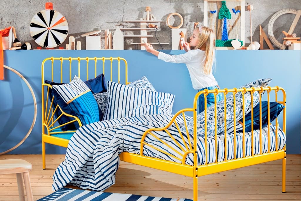 Regulowana długość łóżka „Minnen”, proj. Tina Christensen, prod. IKEA, sprawia, że rośnie ono razem z dzieckiem.