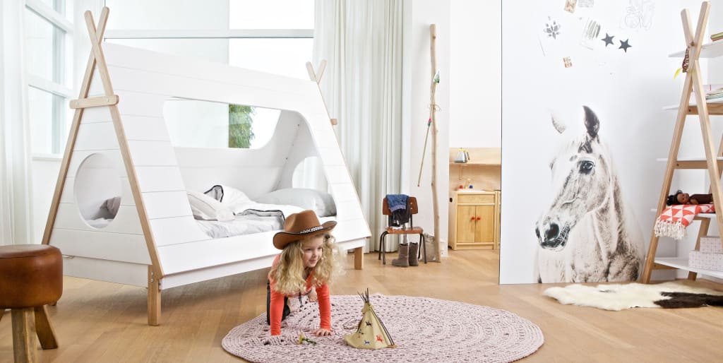 Łóżko w kształcie namiotu z serii „Tipi” z oferty 9design to idealna propozycja wielofunkcyjnego mebla dla młodych łowców przygód i wielbicieli podróży.