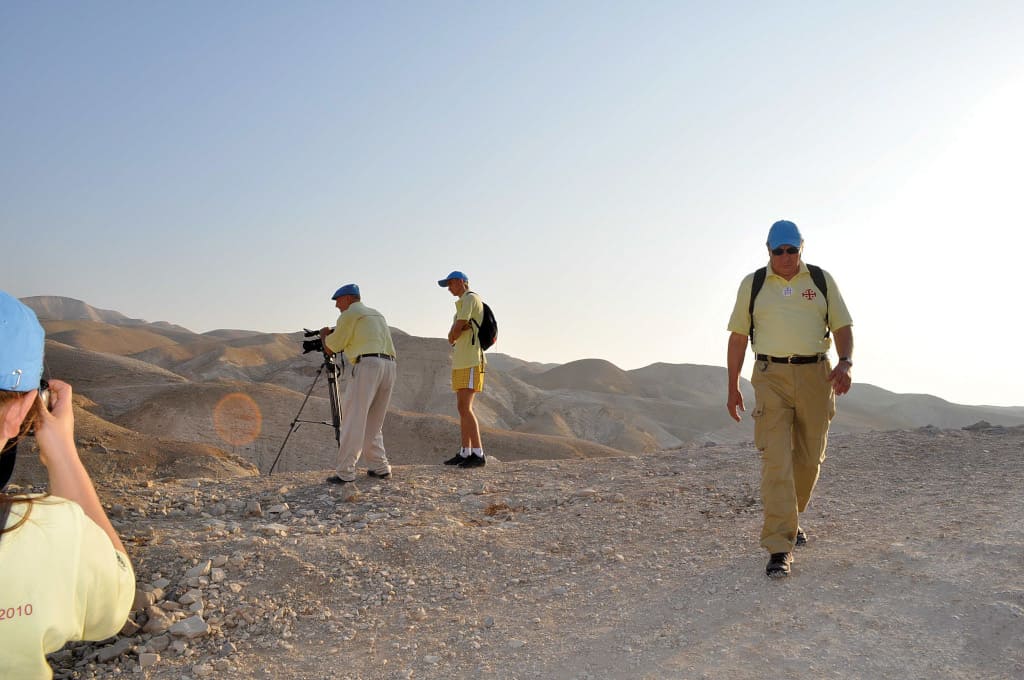 Maciej Formanowicz osobiście angażuje się w działalność fundacyjną, stara się wraz z młodzieżą uczestniczyć we wszystkich wyjazdach. Na zdjęciu: „próba pustyni”.