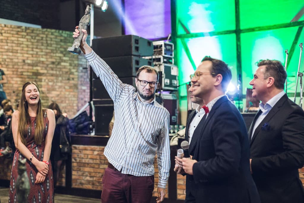 Maciej Nowicki odbiera nagrodę za propagowanie win polskich.