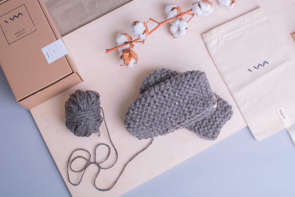 Kameralna marka Hula założona m.in. przez Annę Woźniakowską zajmuje się rzemieślniczym tworzeniem kapci z owczej wełny.