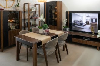 Meble do pokoju dzienne i jadalni w kolorze ciemnobrązowo-czarnym firmy Mebin zaprezentowane na targach Meble Polska w Poznaniu - miesięcznik i portal informacyjny branży meblarskiej biznes.meble.pl