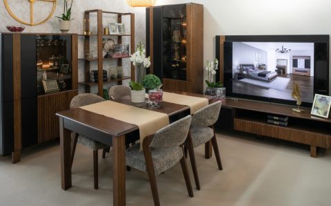 Meble do pokoju dzienne i jadalni w kolorze ciemnobrązowo-czarnym firmy Mebin zaprezentowane na targach Meble Polska w Poznaniu - miesięcznik i portal informacyjny branży meblarskiej biznes.meble.pl