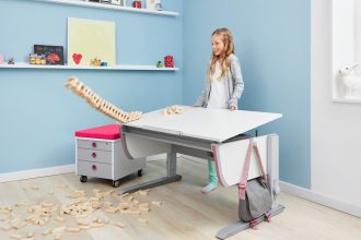 O kręgosłup warto zadbać już w dzieciństwie, co umożliwiają meble ergonomiczne Moll.